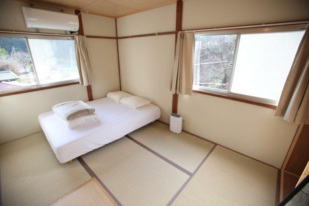 山の中の一棟貸切宿 五番地 Nambu (Yamanashi) Eksteriør billede